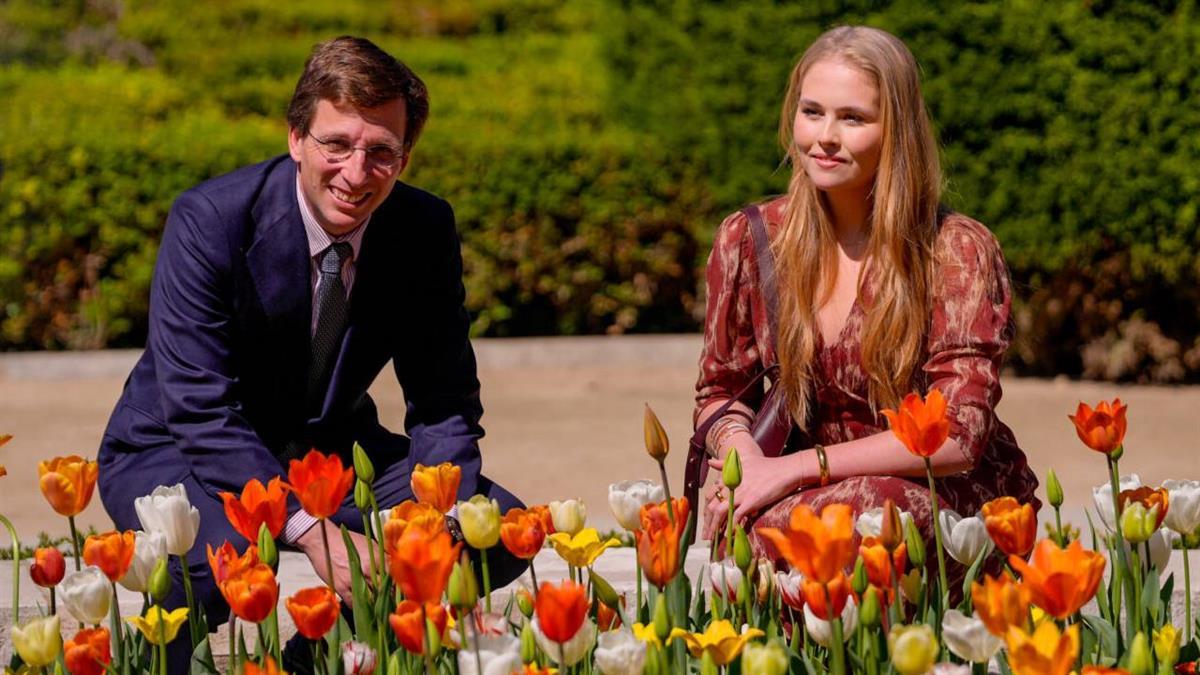 El alcalde inaugura, junto a la princesa de Países Bajos, el jardín de tulipanes