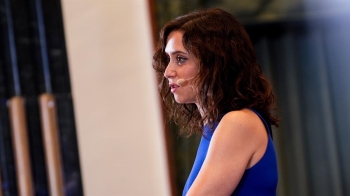 La presidenta madrileña denuncia una estrategia del Consejo de Ministros para "promover la pancarta" y desgastar la región