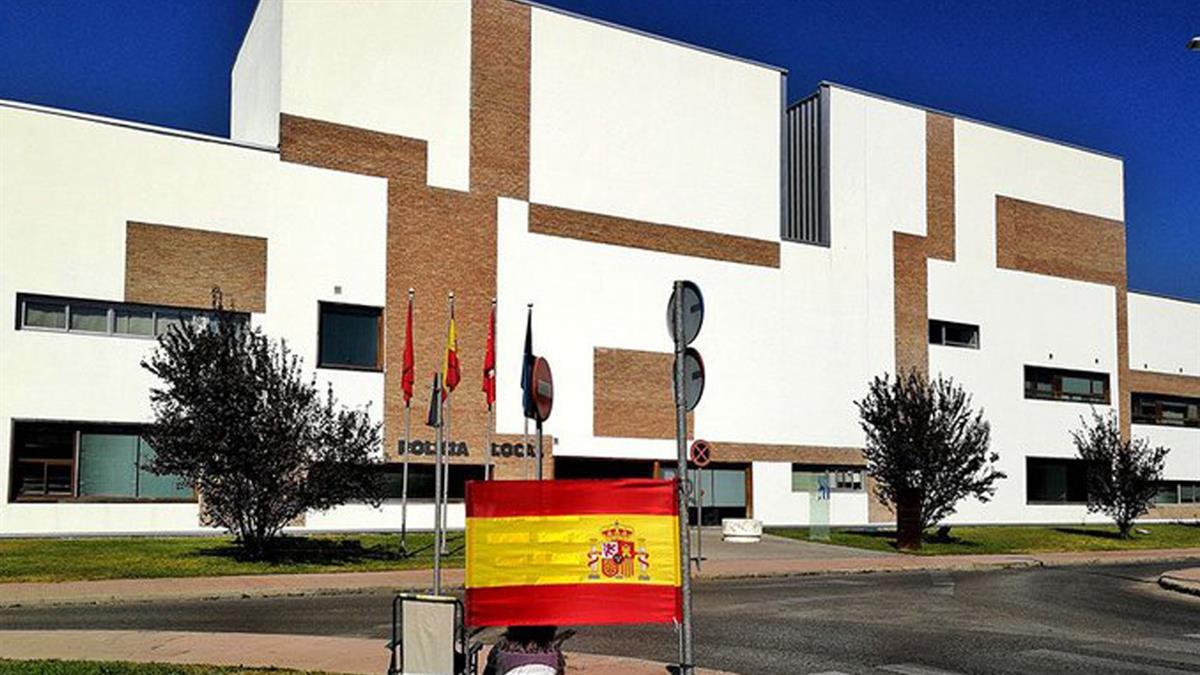 Un hombre entra de madrugada al establecimiento "armado con un cuchillo"