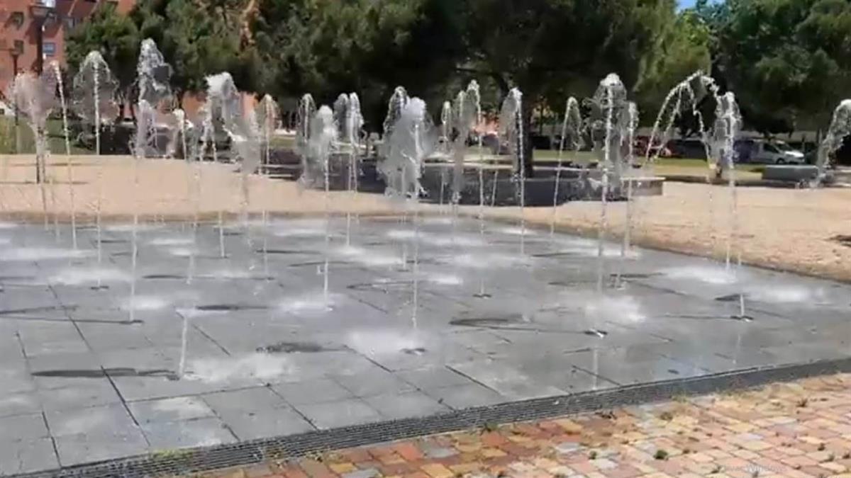 Por la noche ofrece también un espectáculo de luces