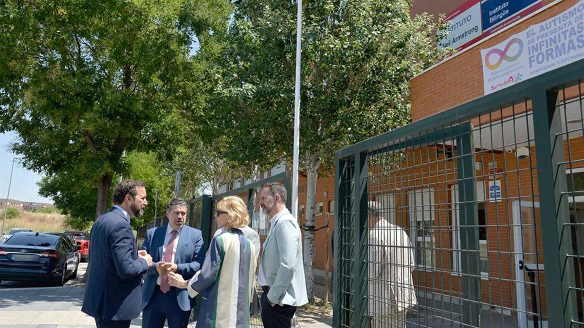 Cuenta con seis nuevas aulas de Bachillerato, cinco más de medio grupo y unas nuevas pista deportiva