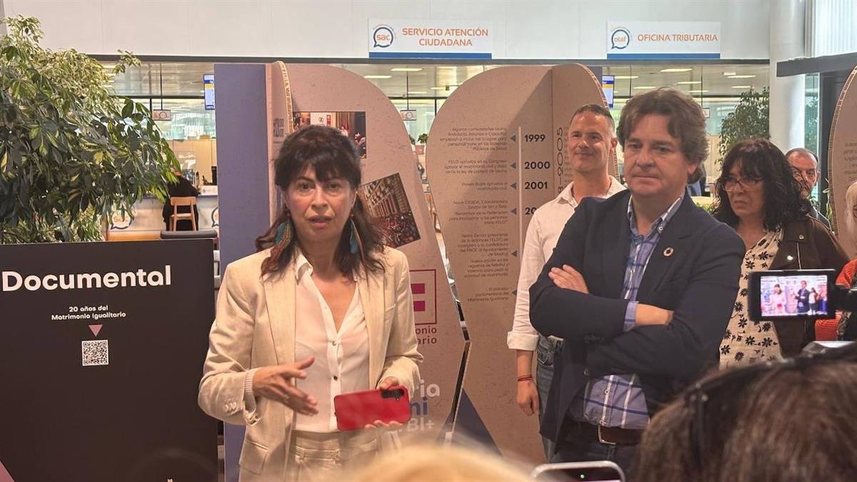La ministra de Igualdad visita la exposición sobre los 20 años del matrimonio igualitario y destaca el modelo de diversidad e integración de la ciudad