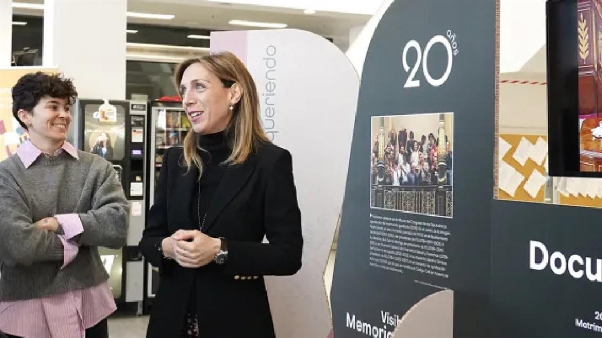 La ministra de Igualdad, Ana Redondo, visita la exposición: ‘20 años de matrimonio igualitario. Sí, sigo queriendo’
