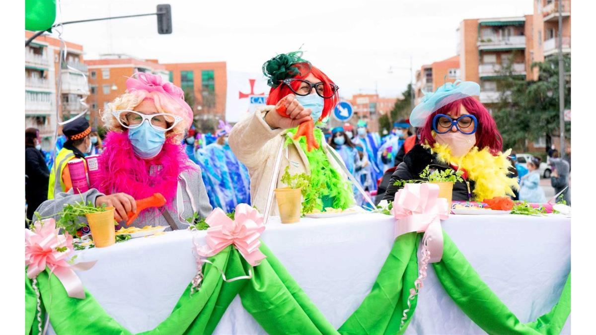 Multitud de asistentes presenciaron el recorrido de las comparsas infantiles y de adultos