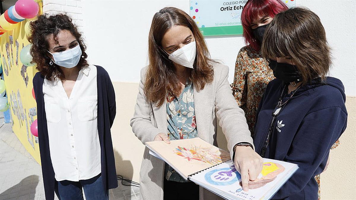 Al acto han acudido la alcaldesa de la ciudad y la concejala de Educación e Infancia