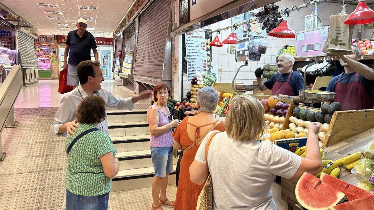 El alcalde Miguel Ángel Recuenco ha asistido a la celebración y ha visitado los casi 80 puestos que siguen activos ofreciendo cercanía y calidad a sus clientes