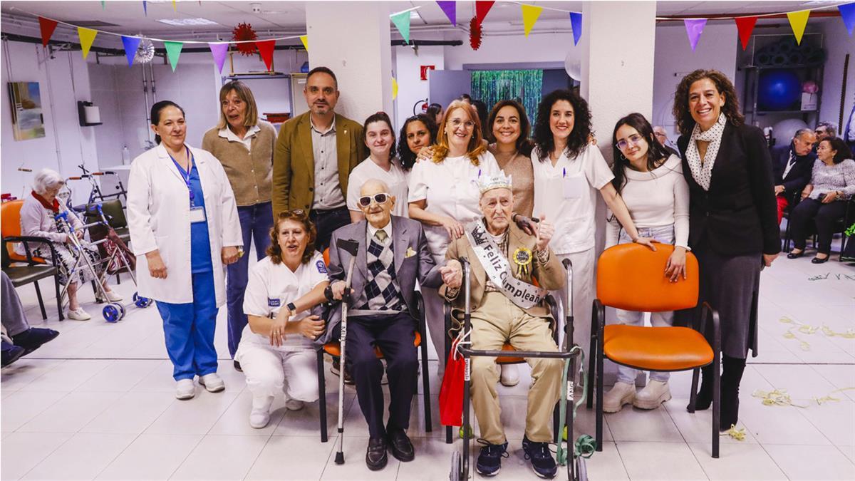 El alcalde le ha hecho entrega de una medalla del Ayuntamiento de Móstoles