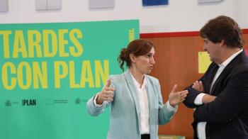 La ministra de Sanidad acudió al CEIP Dulce Chacón acompañada por el alcalde, Javier Ayala