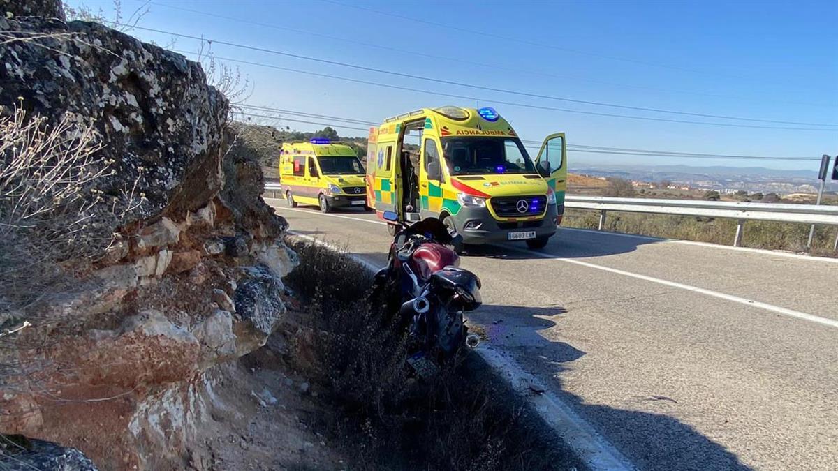 Un coche y una moto colisionan en plena carretera