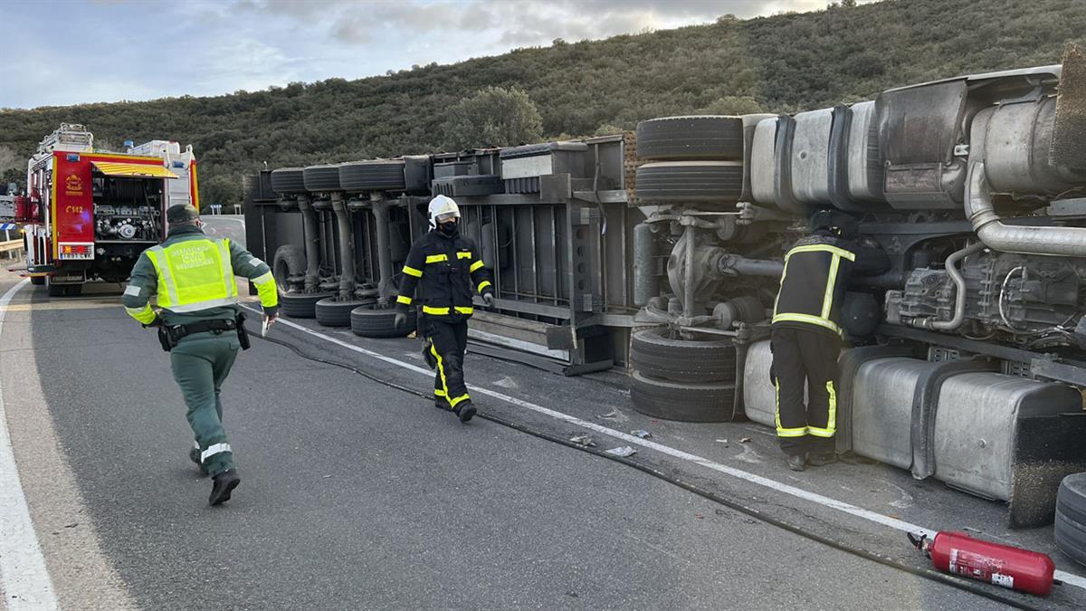 Un camión ha volcado en la M-311, a la altura del kilómetro 3,4