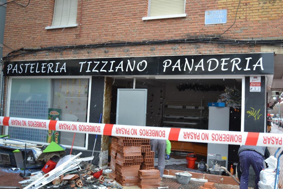 Un coche se empotró contra la pastelería Tizziano