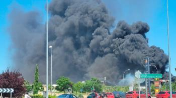 Una viandante ha compartido varias imágenes en redes sociales en las que se aprecia una impactante columna de humo negro