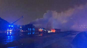 Al lugar acudieron hasta 11 dotaciones de bomberos para apagar el fuego