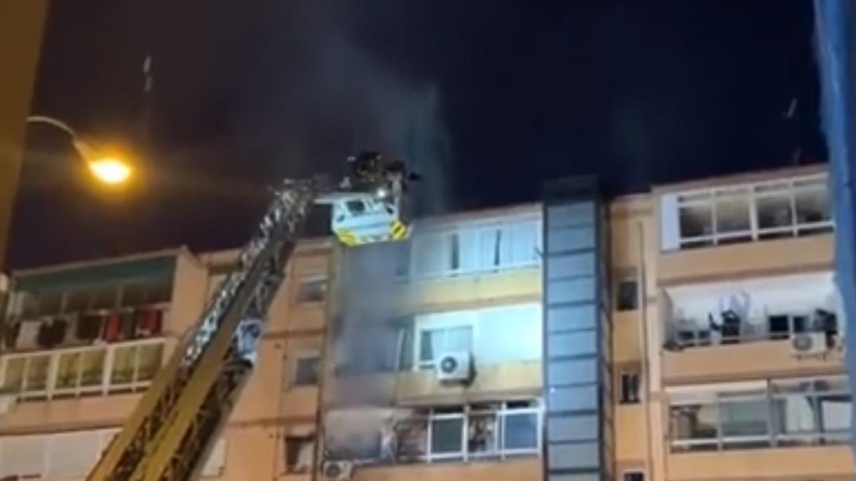 El Samur atiende a siete personas por inhalación de humo