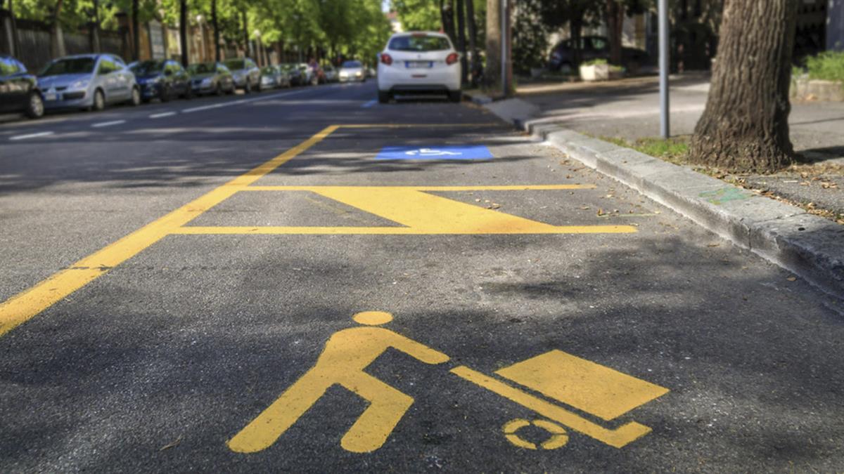El mercadillo se celebra todos los domingos en el paseo de las Camelias
