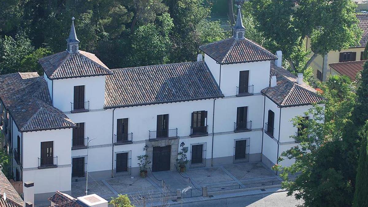 El espacio cuenta con servicio de hostelería y cafetería interior