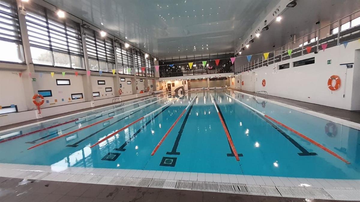 Los usuarios del Centro Deportivo El Galeón pueden disfrutar de la piscina de verano con su abono