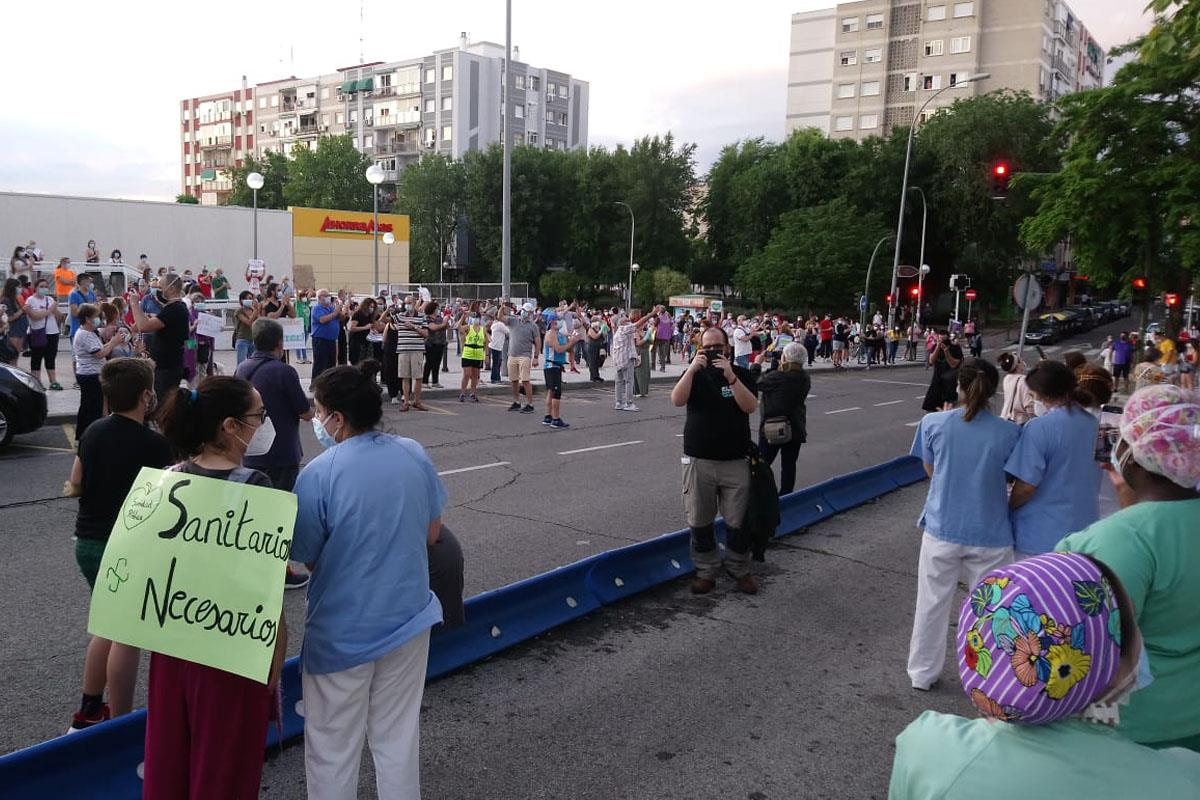 Cuando los aplausos abandonaron los balcones y pasaron a ser tendencia  en las puertas de los Hospitales 