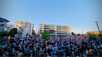 Más de un millar de personas participaron en la concentración, respaldada por el PP local, mientras el Gobierno municipal socialista decidió no secundarla