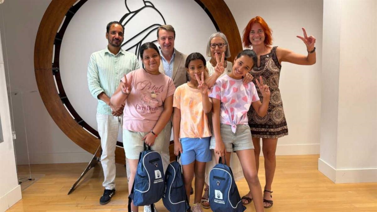 El municipio recibe a tres niñas acogidas por familias tricantinas 