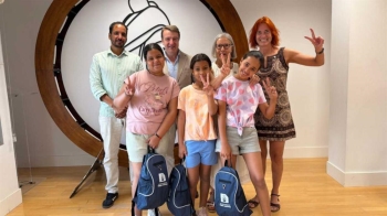 El municipio recibe a tres niñas acogidas por familias tricantinas 