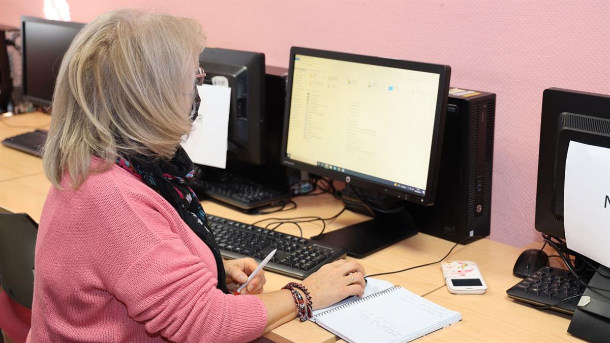 Todos los fines de semana habrá un monitor o monitora que les ayudará a realizar trámites, gestiones o a utilizar sus teléfonos móviles