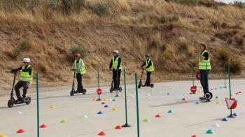 ¡Aprende a usar el patinete eléctrico! 