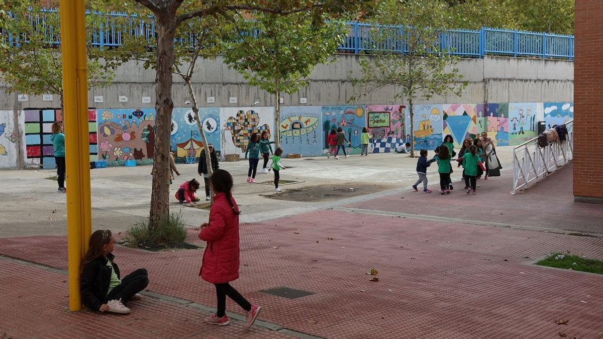 Destina casi medio millón de euros para sufragar la apertura de 35 colegios fuera del horario lectivo y la realización de más de 350 actividades