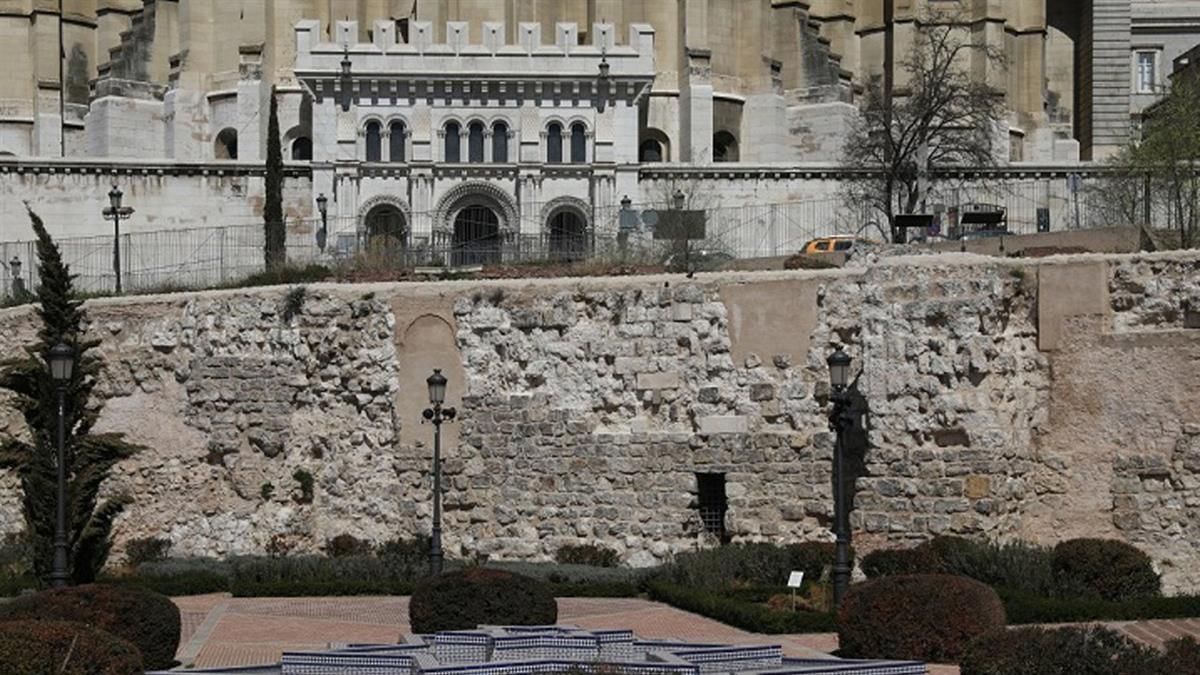 El Pleno aprueba la iniciativa con el objetivo de liberar los lienzos de las murallas