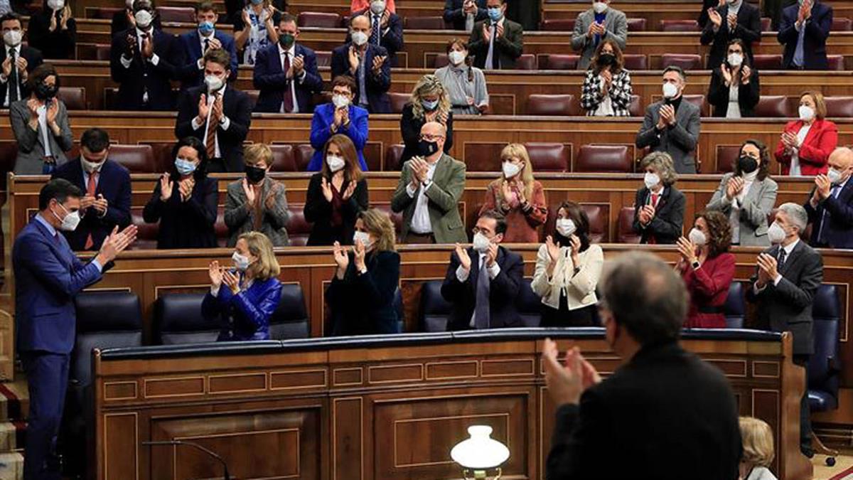 Se incluyen modificaciones como el establecimiento del tipo mínimo del 15% en el Impuesto de Sociedades