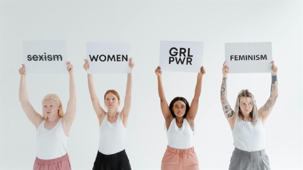 El objetivo es poner señales contra la violencia de género en las entradas del municipio y en las cercanías de los institutos 