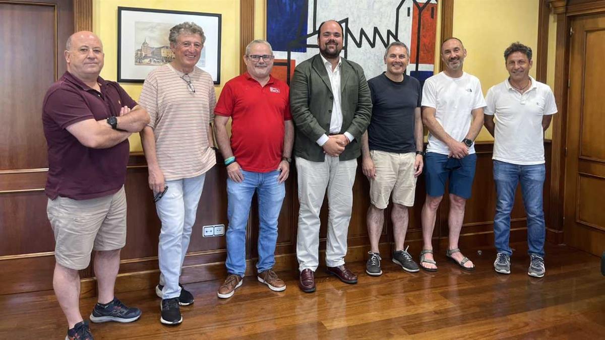 El ayuntamiento reconoce su trayectoria y compromiso con el deporte, la formación y la vida social