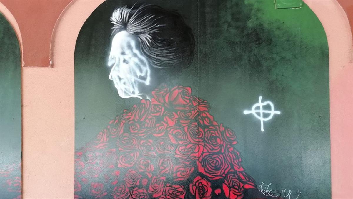 Más de un centenar de vecinos se concentraron ayer frente a este espacio del distrito 