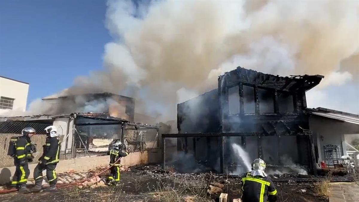Los Bomberos han conseguido extinguir las llamas con algunas dificultades
