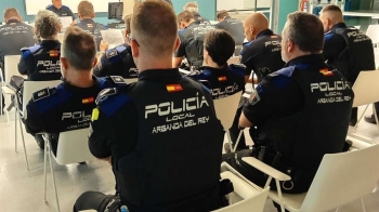 Para la indumentaria y material de la Policía Local y Protección Civil
