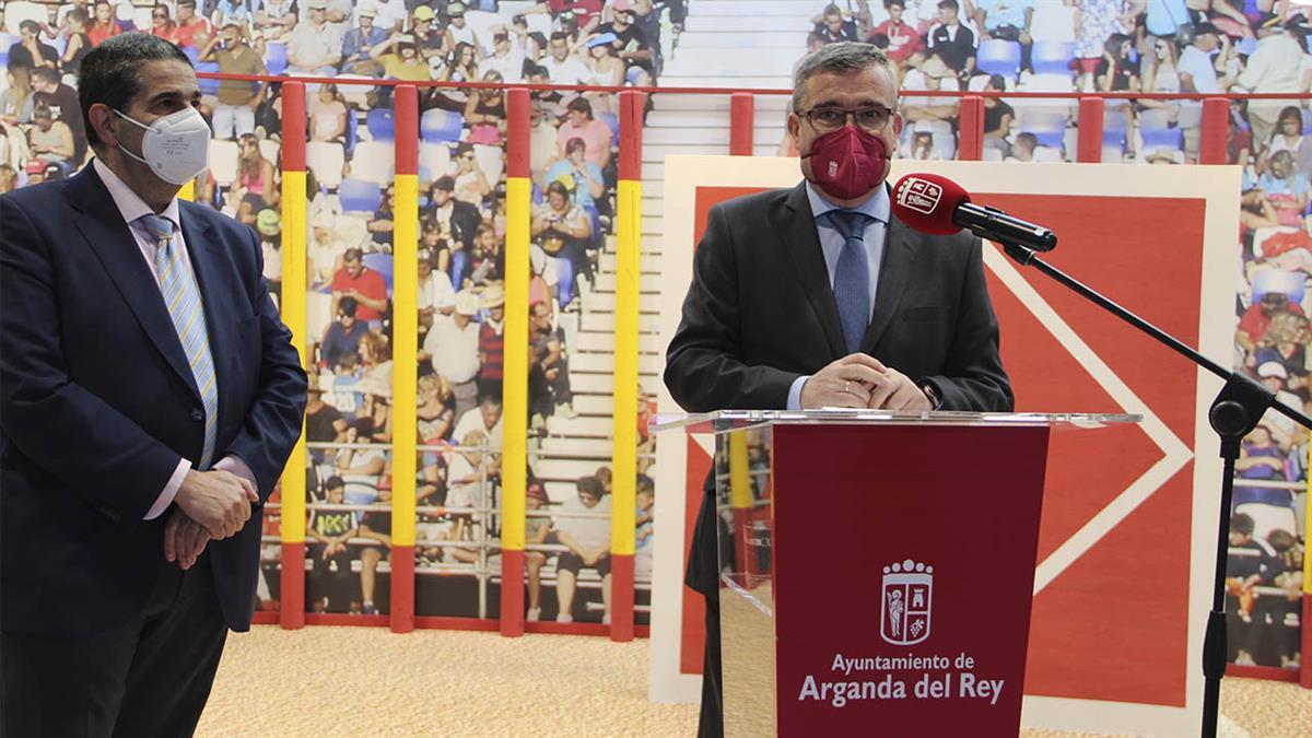 La parcela municipal tiene una réplica de nuestra plaza de toros y de la escultura “Arganda, tierra de recortadores”