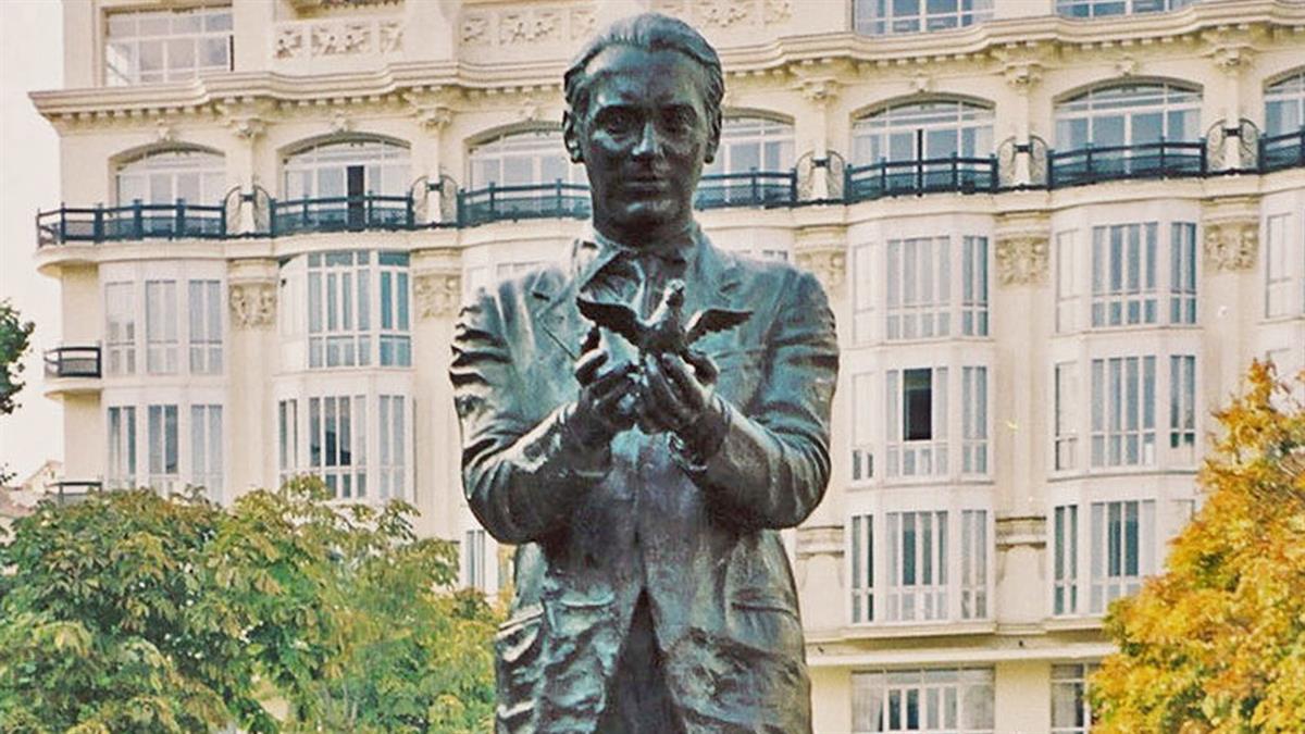 El monumento en recuerdo del dramaturgo, ubicado frente al Teatro Español, ha sido vandalizado quitándole la alondra que sostenía en sus manos 