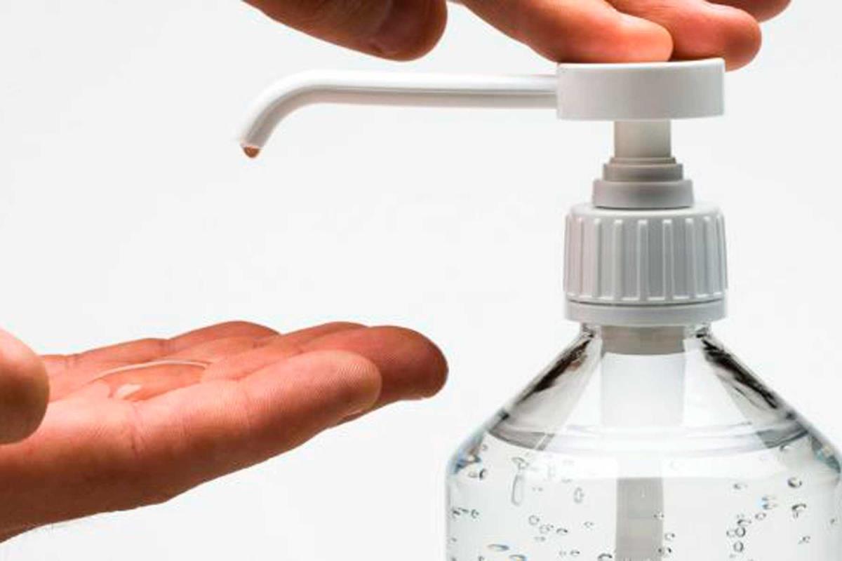 Constará de alfombrilla desinfectante, máquina de esterilizar estancias y dispensador de gel automático