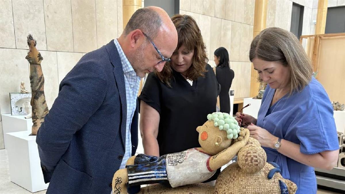 Los delegados de Políticas Sociales, Familia e Igualdad y de Cultura, Turismo y Deporte han inaugurado hoy la exposición ‘Cerámicas en cerámica de Madrid’

