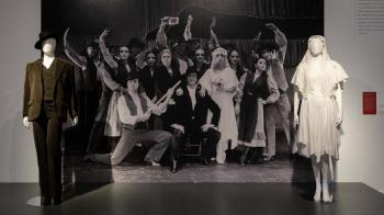 Bajo el título Antonio Gades. Tierra, mar y fuego, la muestra puede verse en el espacio de la plaza de Colón hasta el 29 de mayo