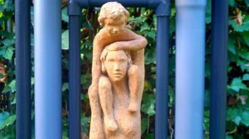 La muestra reúne obras de escultura, pintura, imagen y fotografía