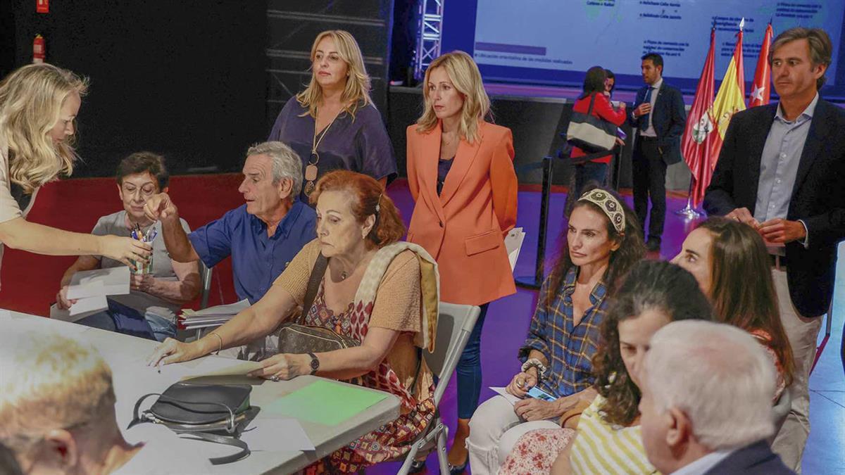 Los distritos de Urbanizaciones y Centro celebraron una asamblea vecinal presidida por la alcaldesa