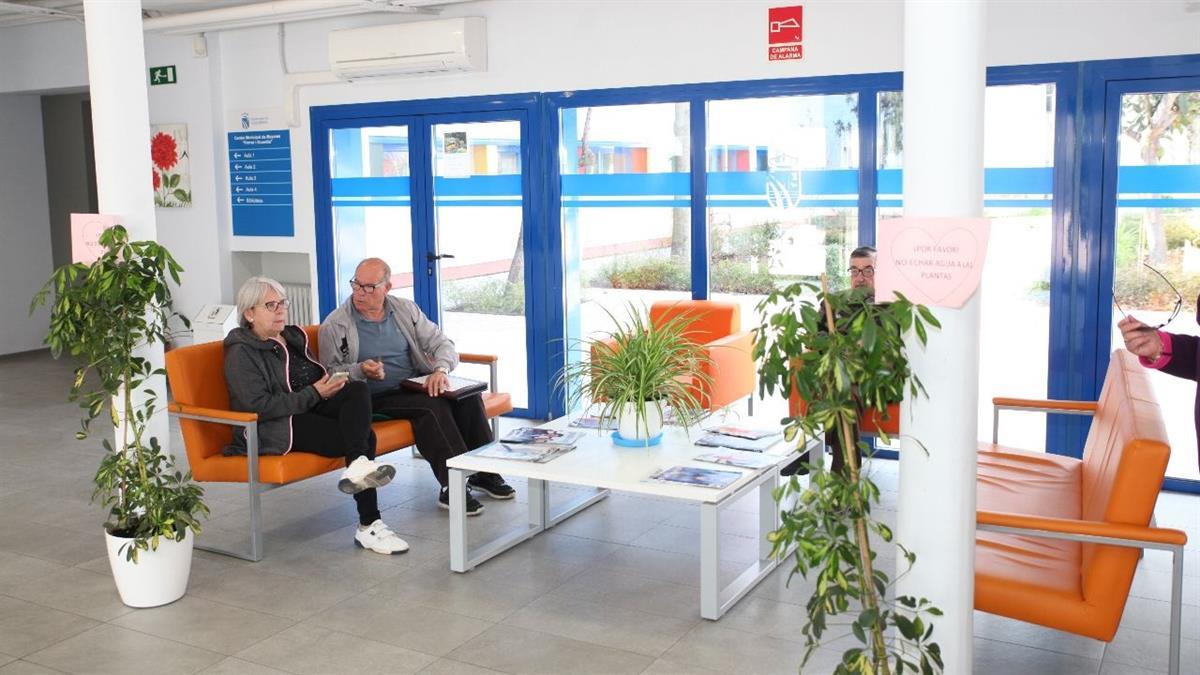 Una profesional informa a los y las mayores sobre testamentos, herencias, pensiones, banca …