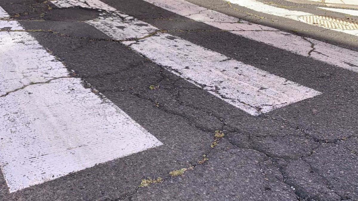 El mal asfaltado urbano pone en peligro la seguridad vial