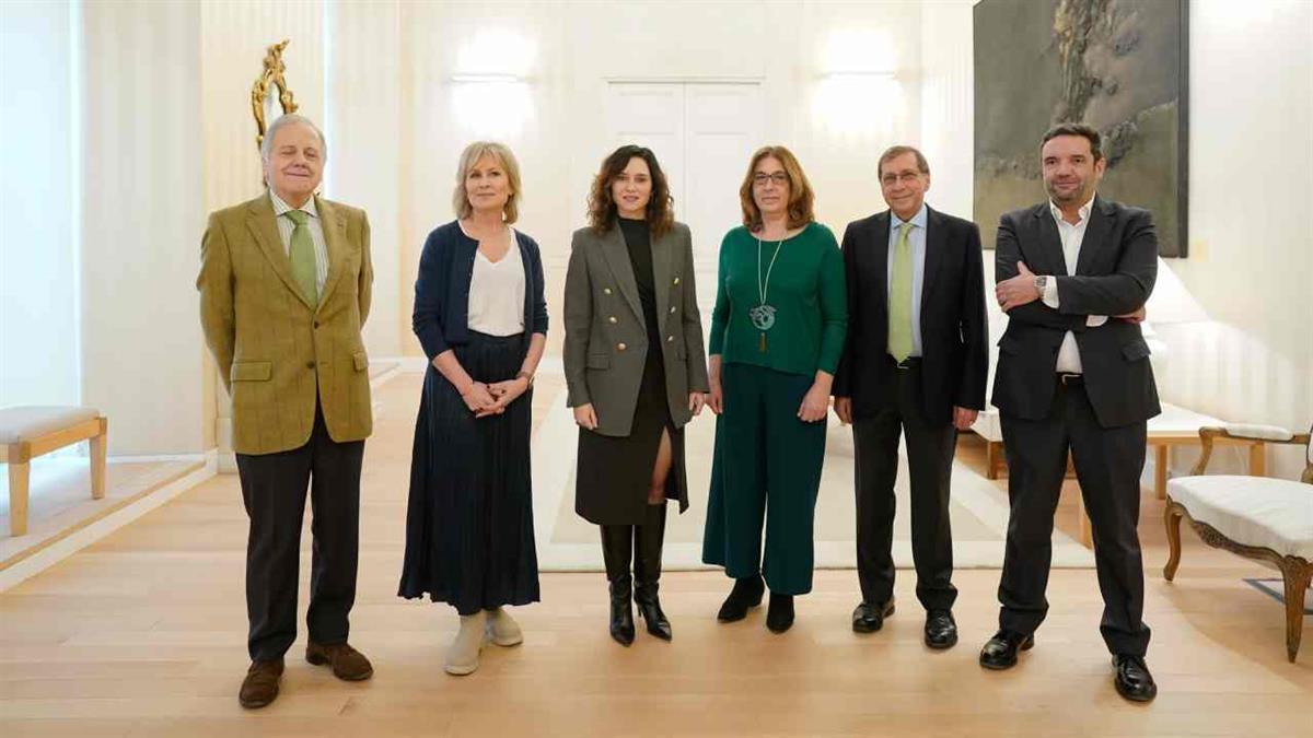 La presidenta se ha reunido con miembros de esta entidad nacida en 1895, con la periodista María Rey a la cabeza