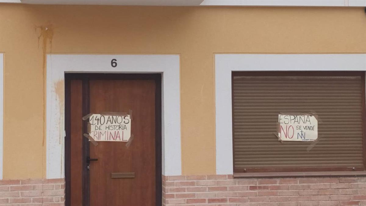 Han aparecido carteles y pintadas en diferentes puntos de la ciudad 