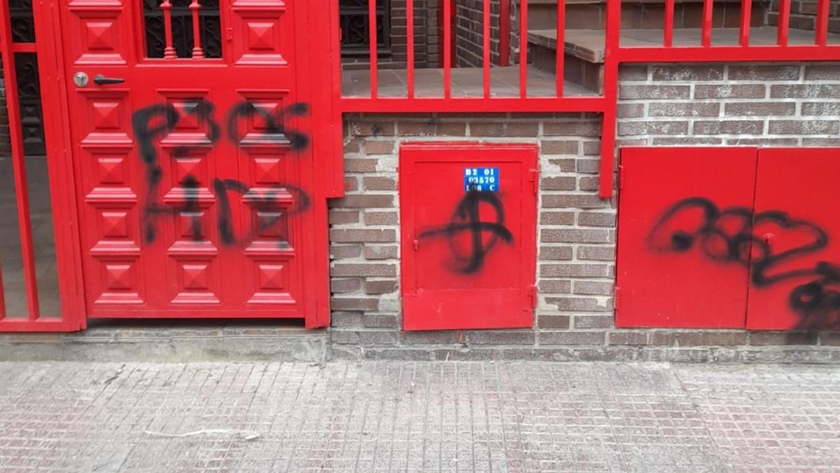 Pintadas de símbolos fascistas e insultos, un nuevo acto de odio que se suma al sufrido en julio