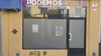 La fachada ha amanecido con pintadas alabando a Hitler