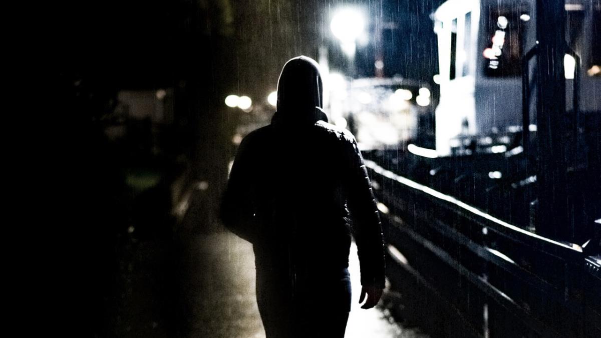 Hablamos con la madre de una de las víctimas, un joven de 18 años al que le robaron su teléfono móvil tras perseguirle e insultarle