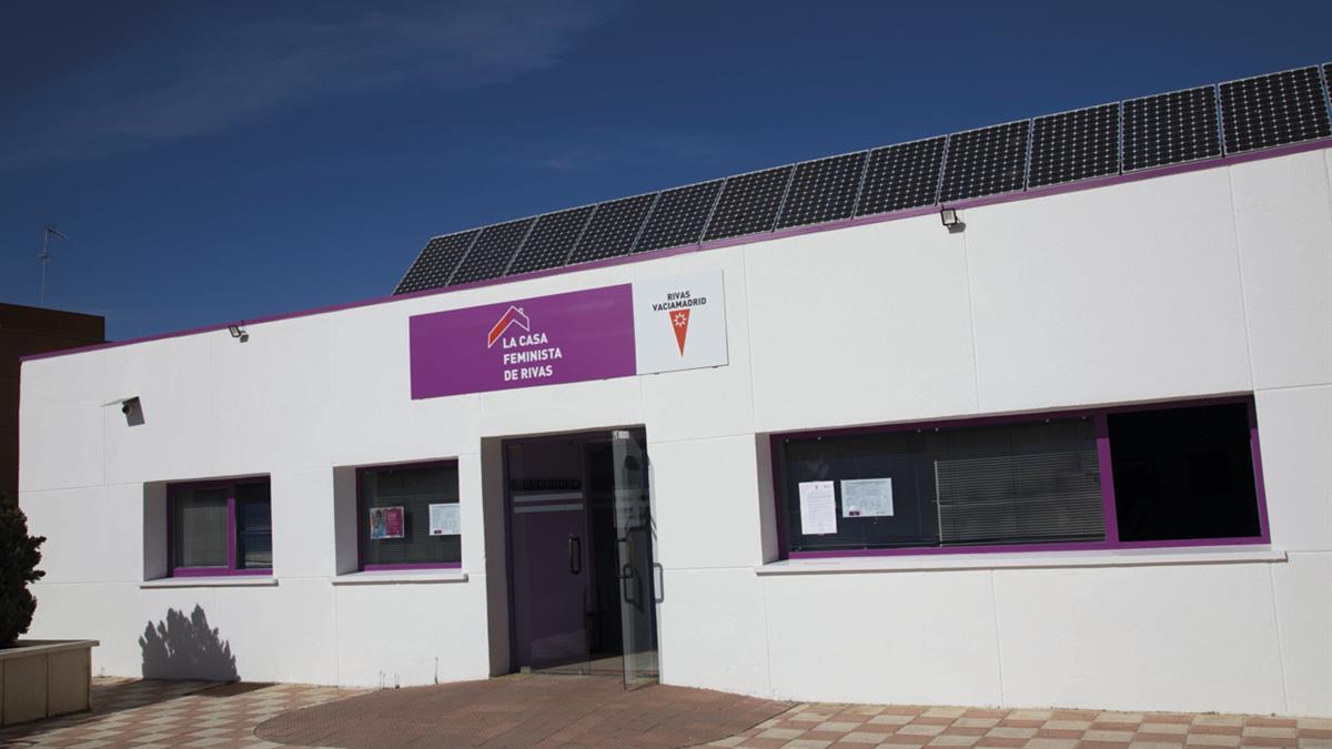 Se trata de un servicio destinado a mujeres y a niños y niñas víctimas de la violencia de género que sean susceptibles de ser atendidos por el mismo